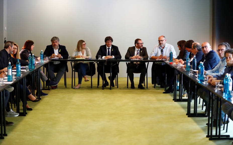 Puigdemont reunido con el grupo parlamentario de Junts Per Catalunya en Berlín. REUTERS