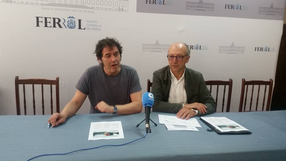 El concejal de cultura de Ferrol , Suso Basterrechea, presentó la actividad acompañado por Xan Rodríguez, delegado en Ferrol de la SGHN