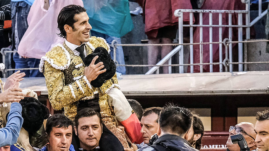 Alejandro Talavante en su última salida a hombros en Las Ventas durante este San Isidro 2018