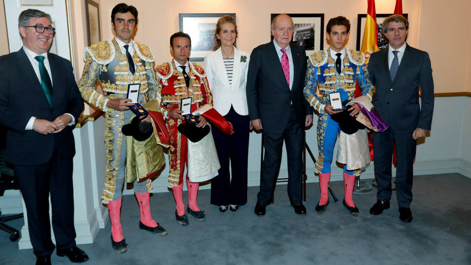 Foto de familia del rey Juan Carlos, la infanta Elena y el presidente de la Comunidad de Madrid con la terna