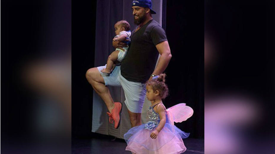 Un padre ejemplar sube a un escenario en plena actuación para animar a su hija de 2 años