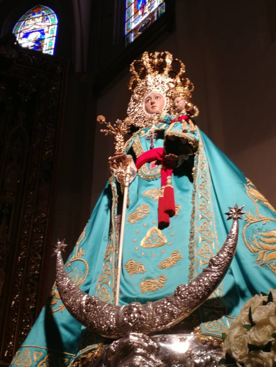 La Virgen de la Fuensanta luce un manto bordado por todos los murcianos en el día de su onomástica