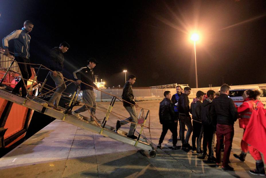 Varios inmigrantes de origen marroquí y subsahariano a su llegada al puerto de Algeciras