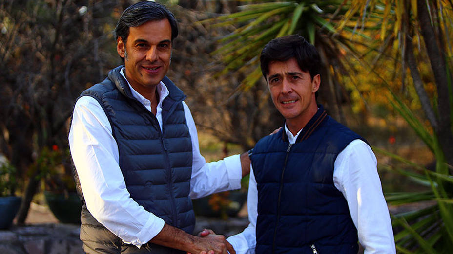 Rodrigo Merino y El Capea sellando su nuevo acuerdo de apoderamiento