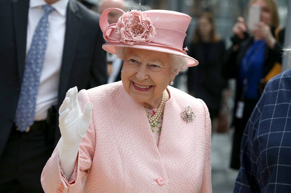 Cañonazos y repiques de campanas celebran los 67 años de reinado de Isabel II
