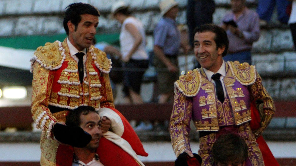 Emilio de Justo y Juan Mora en su salida a hombros este domingo en Cáceres