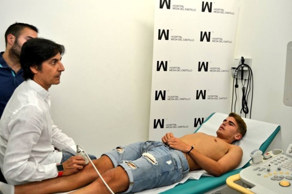 El doctor Fancisco Martínez realiza las pruebas médicas a la plantilla grana
