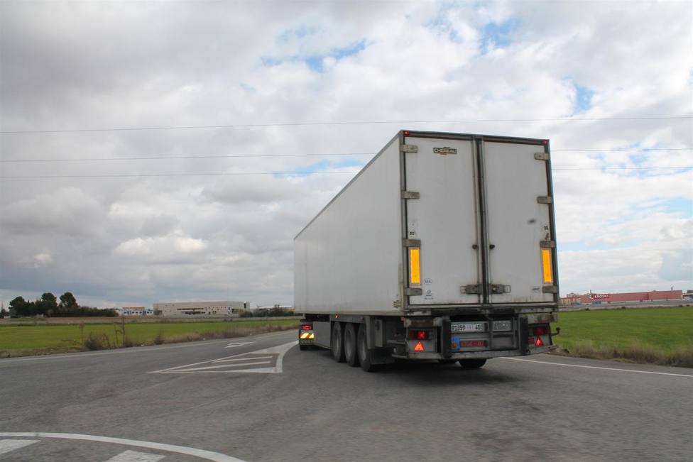 Los transportistas avisan del perjuicio para las exportaciones del peaje en todas las autopistas