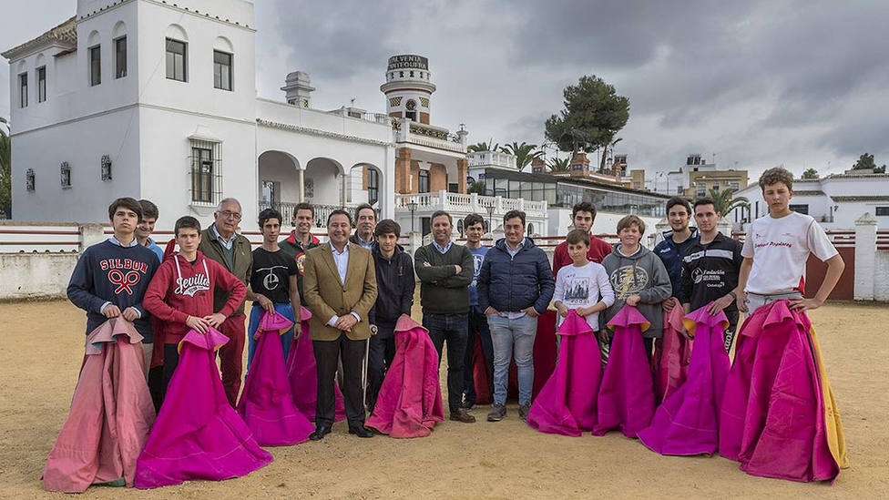 Los alumnos de la Escuela de Tauromaquia de Sevilla en su sede de la Real Venta de Antequera