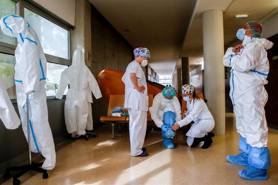 Enfermeros poniéndose EPIs en un centro de Hospitalet