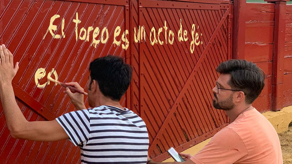 El diestro Salvador Vega y el artista Juan Sierra, decorando la plaza de toros de Estepona