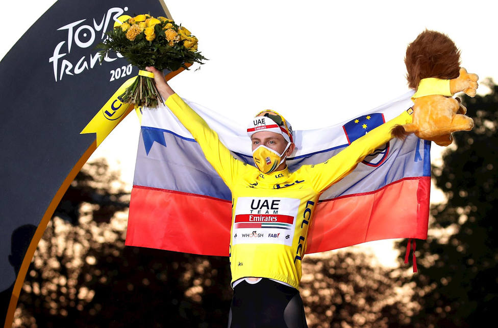 Pogacar se coronó en París como el segundo ganador más joven del Tour (EFE)