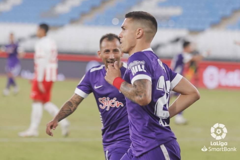 Djuka y Aitor García celebran el gol del triunfo en Almería