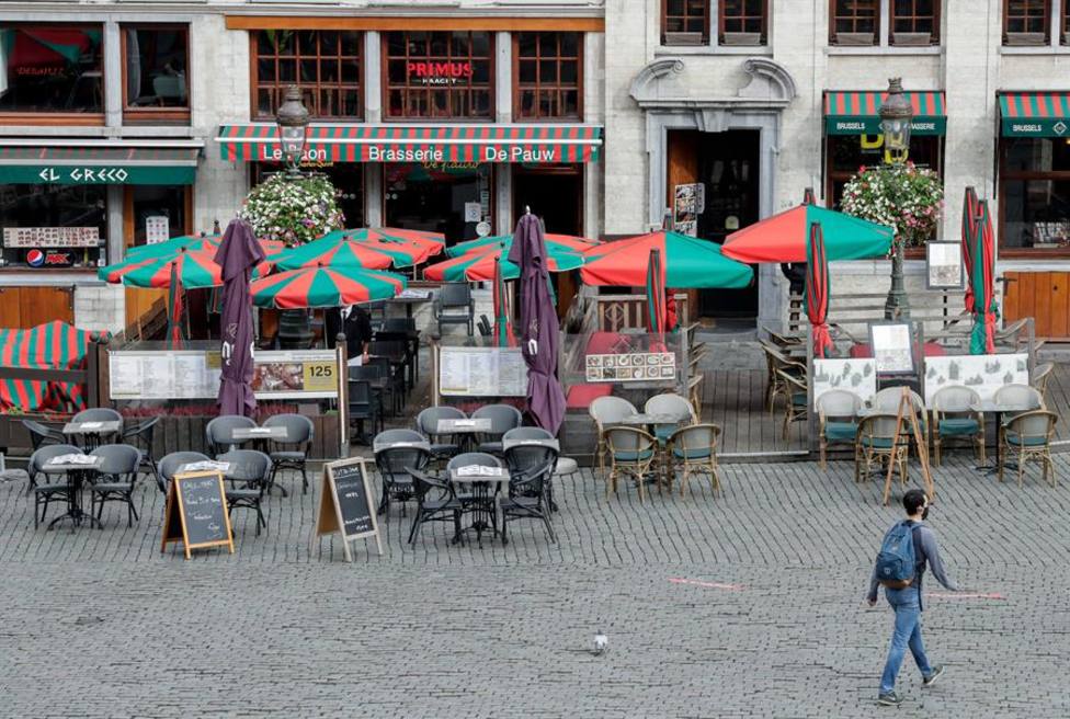 Una terraza de la Grand Place de Bruselas vacía cuando siempre están llenas de turistas