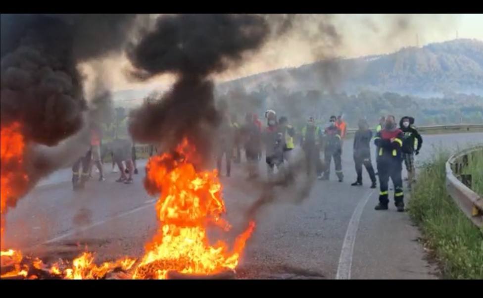 Decenas de trabajadores se concentran en la entrada de la fábrica de Alcoa y queman barricadas