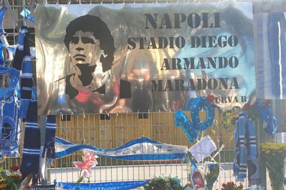San Paolo dedica su último adiós a Maradona entre velas, flores y pancartas