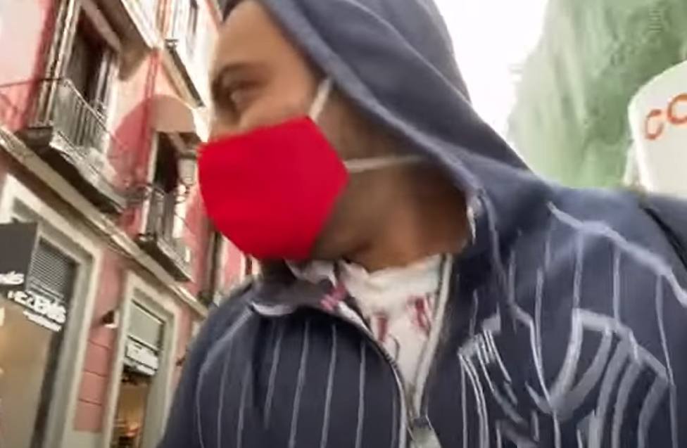 Detenido un youtuber que hirió a una mujer al lanzar una maquinilla de afeitar en plena calle