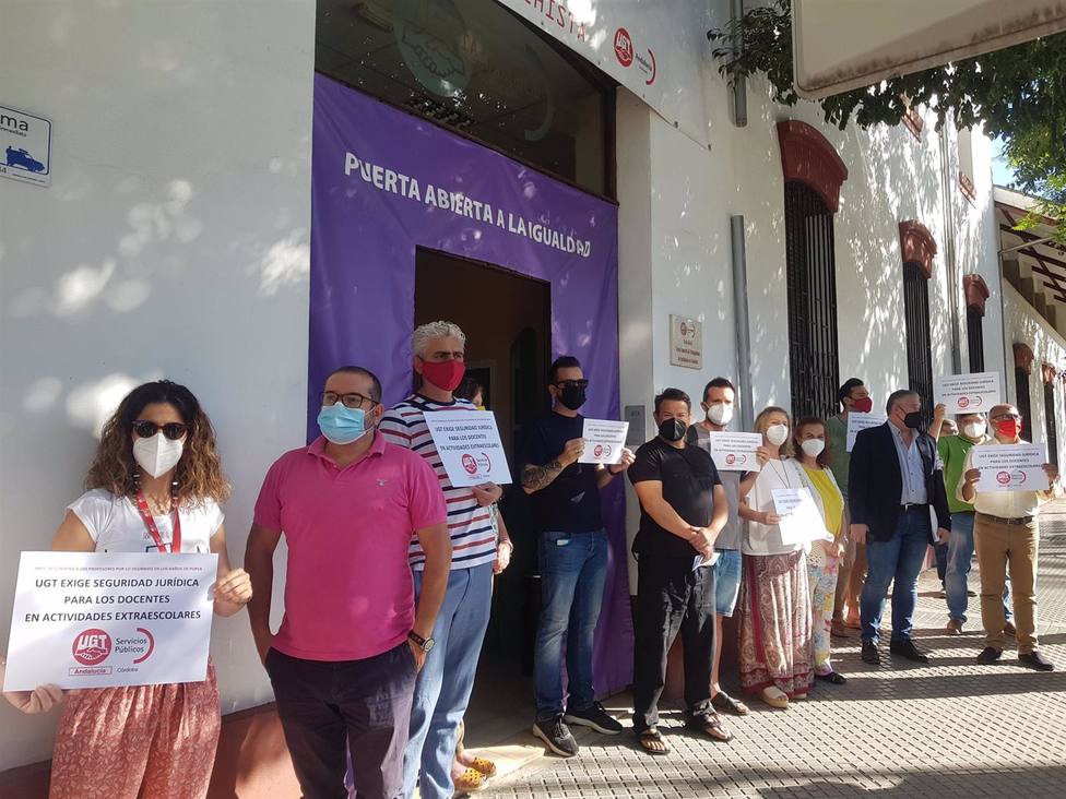 Sindicalistas de UGT se concentran en apoyo a los profesores condenados por la muerte accidental de un alumno