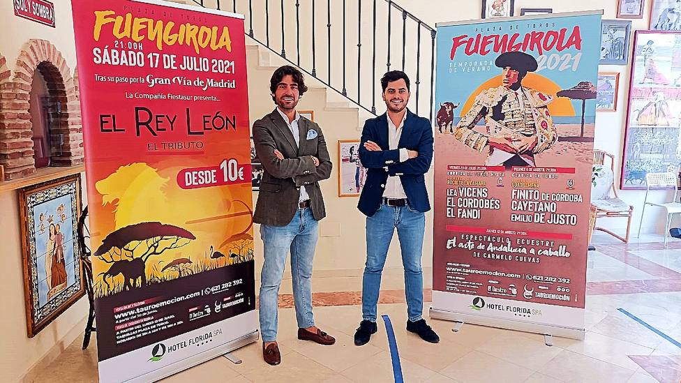 Gerardo Pérez y Nacho de la Viuda junto a los carteles de Fuengirola (Málaga)