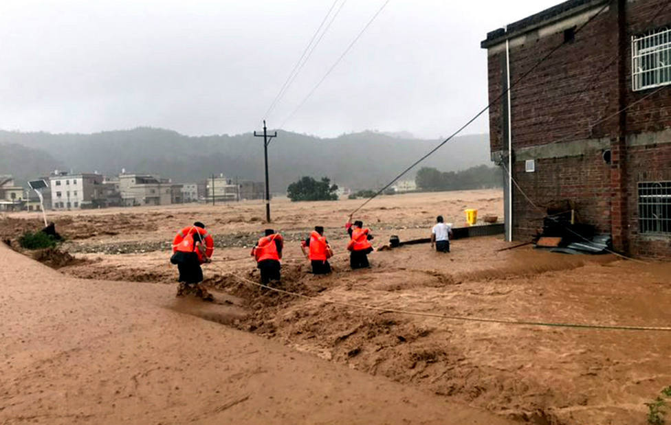 Las fuertes lluvias provocan al menos 25 muertos y más de 200.000 desplazados en la provincia china de Hena