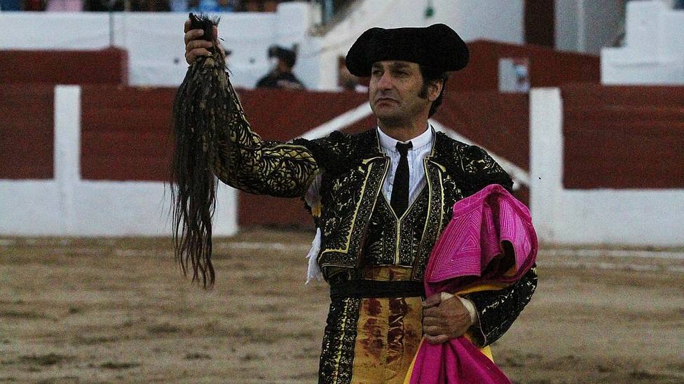 Morante de la Puebla con el rabo cortado este sábado en Linares