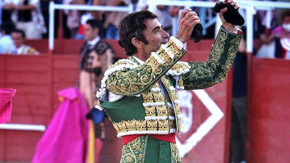Fernando Robleño, con dos de las tres orejas cortadas este sábado en Navas del Rey