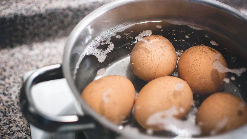 El garrafal error que cometes a la hora de cocer un huevo y que arruina tus platos: lo haces a menudo