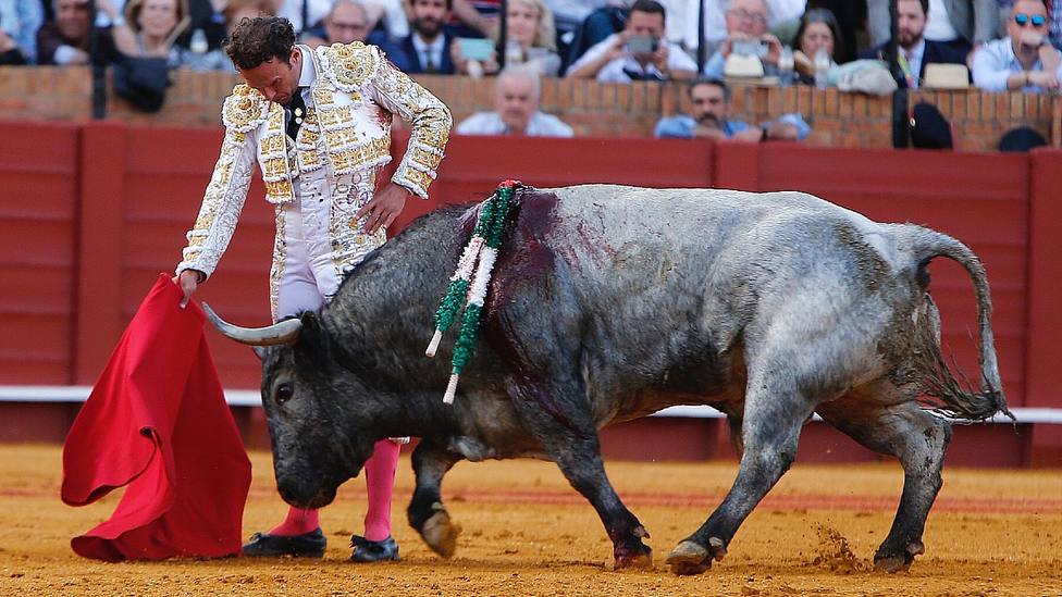 Derechazo de Antonio Ferrera a un toro de Victorino Martín este sábado en Sevilla