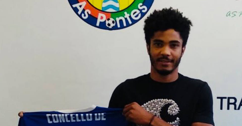 Mitogo, el jugador desparecido, posando con la camiseta del Pontes. Twitter @Mitogo7