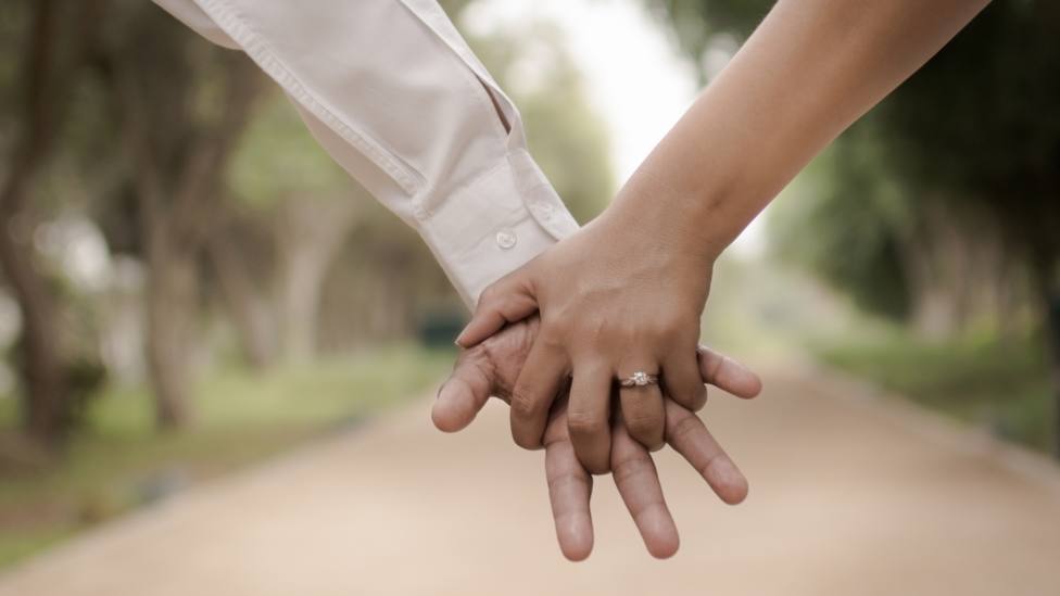 Una pareja se agarra las manos