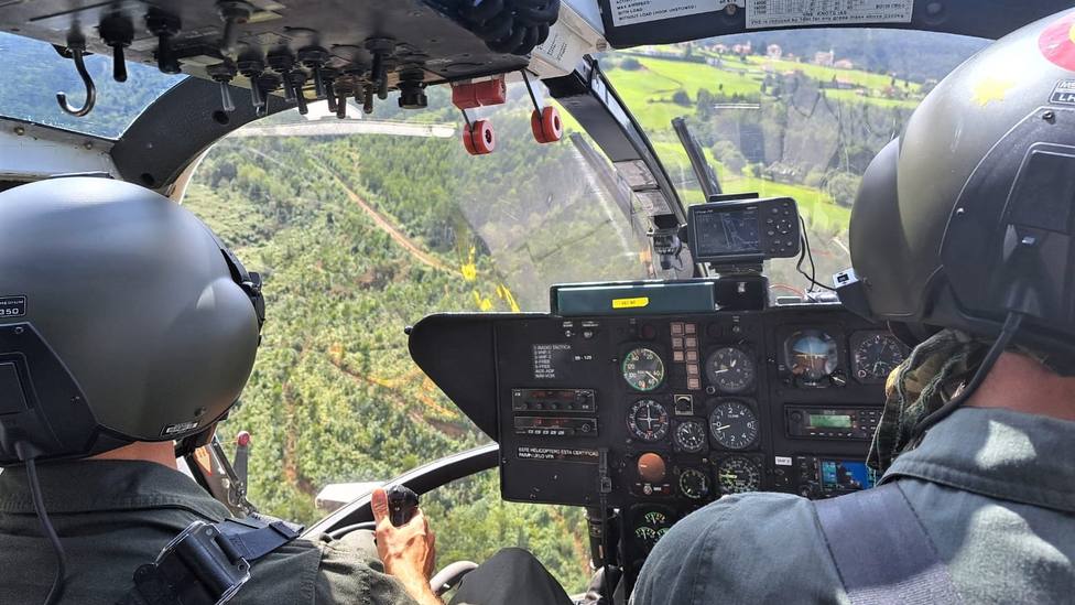 El helicóptero de la Guardia Civil busca al joven desaparecido en Somao