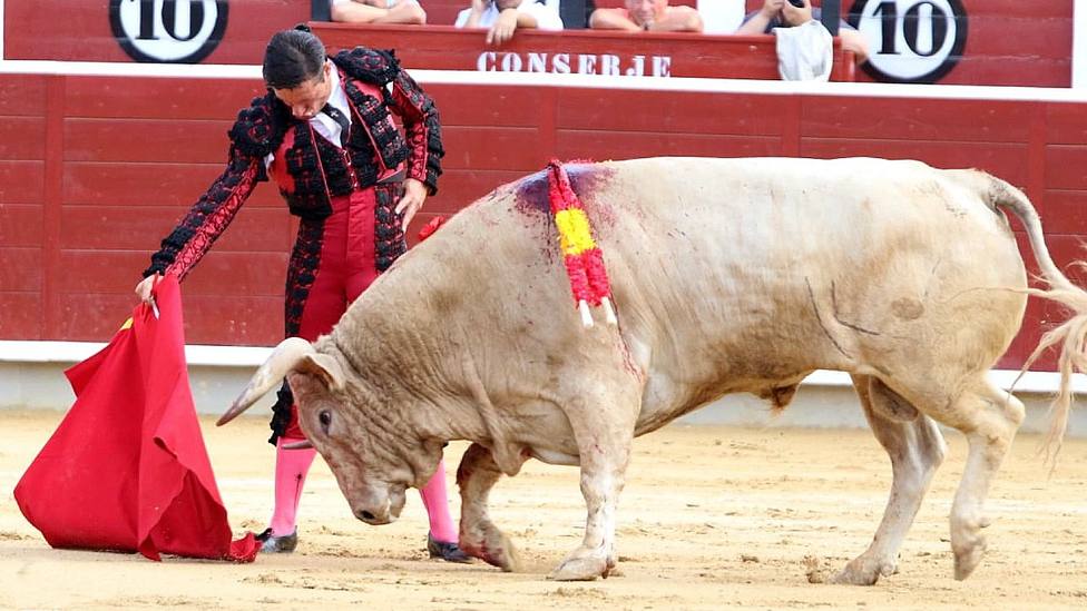 Diego Urdiales durante la faena al primer toro de Núñez del Cuvillo en Albacete