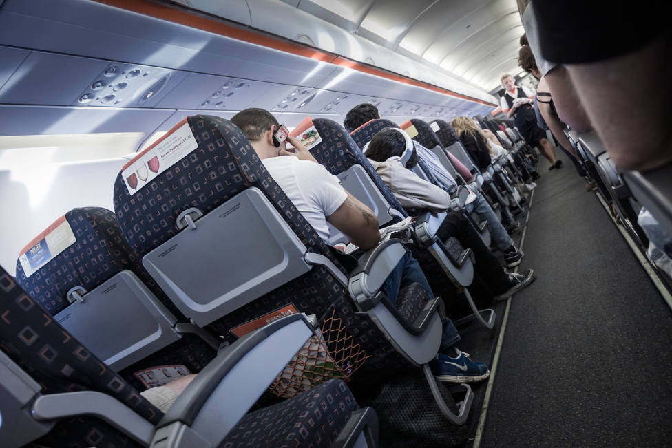Un hombre con Alzhéimer se desorienta en pleno vuelo y así reaccionan el resto de pasajeros