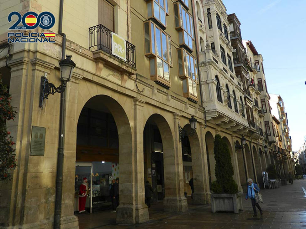 Tres turistas franceses ebrios intentan tirar un mueble por la ventana de un piso en Logroño