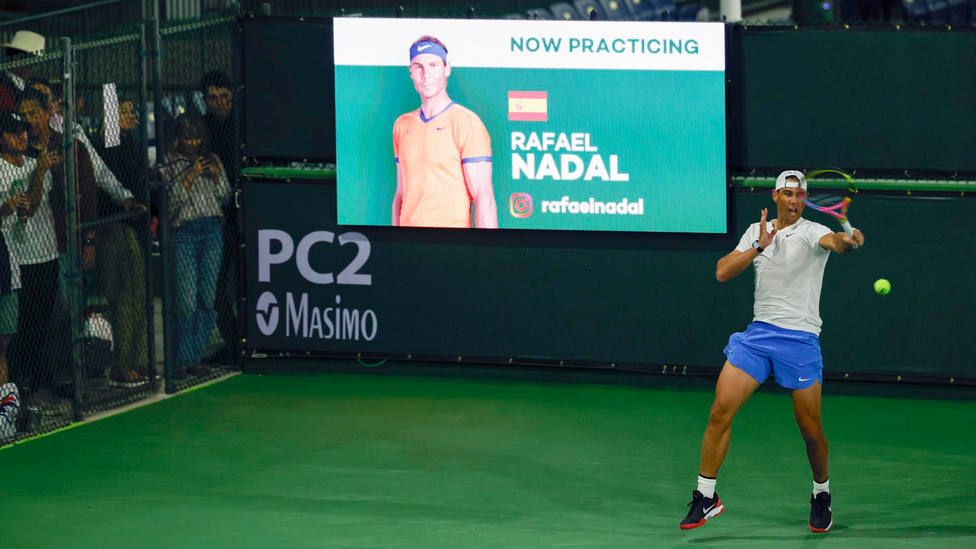 Rafael Nadal entrenando en la pista central de Indian Wells