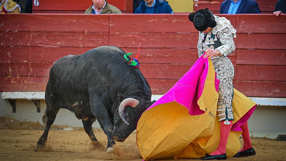 Juan Ortega en su salido a la verónica al primer toro de su lote este sábado en Castellón