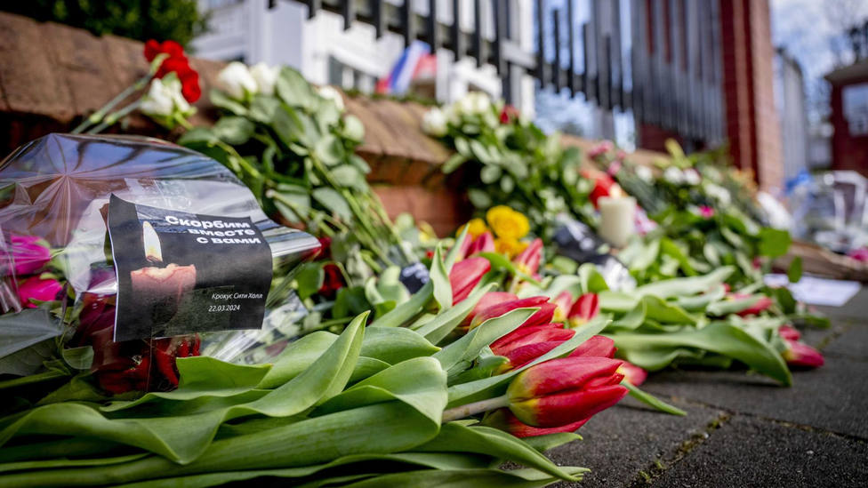 Flores en en memoria de las víctimas del ataque terrorista de Moscú