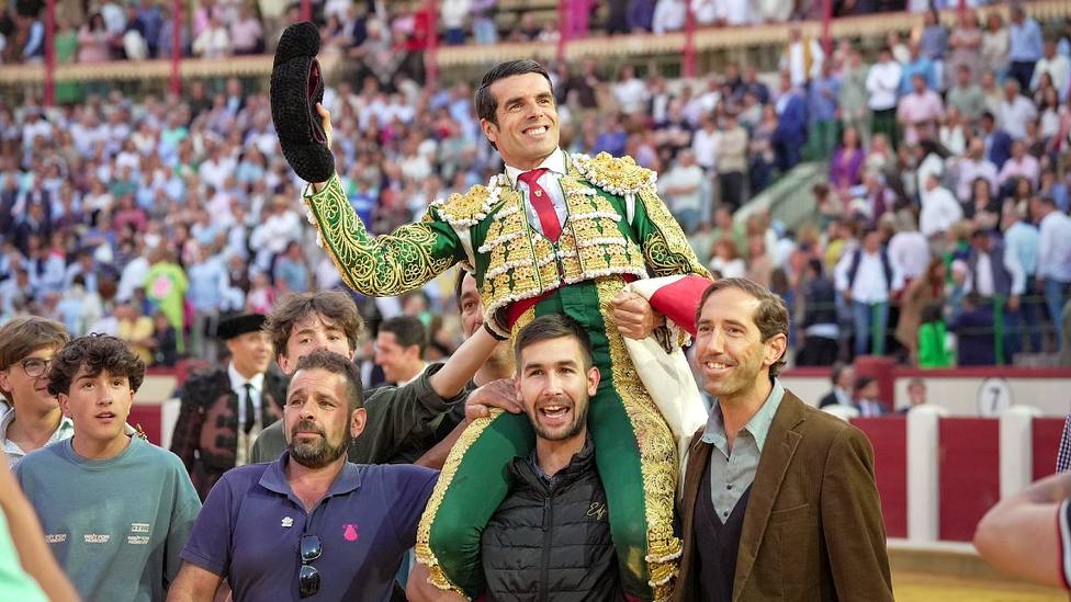 Emilio de Justo en su salida a hombros de la plaza de toros de Valladolid este domingo