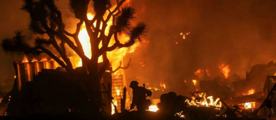 Un bombero lucha contra las llamas en California (AFP/GETTY)