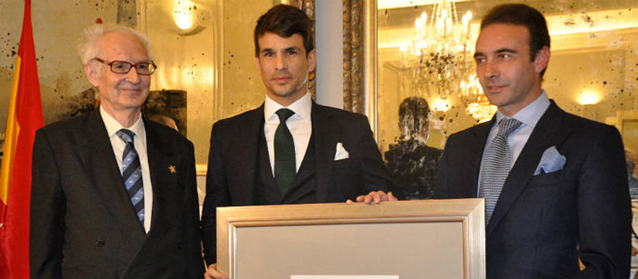 Andrés Amorós y Enrique Ponce haciendo entrega del trofeo a José María Manzanares. PRENSA JMM