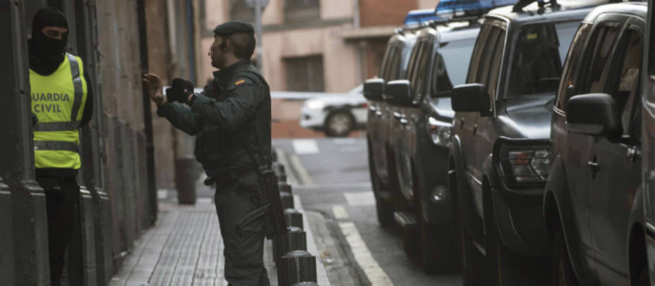 Agentes de la Guardia Civil que han lelvado a cabo la operación en Bilbao. EFE