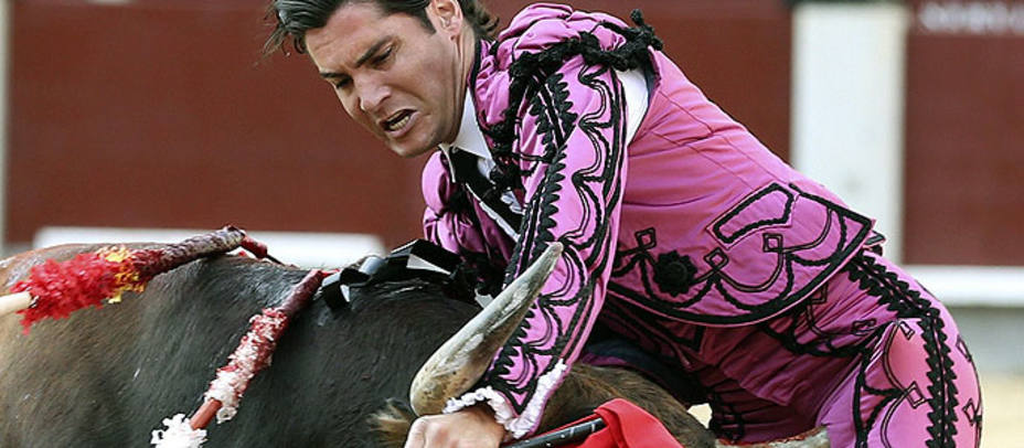 Momento de la grave cornada sufrida por Ángel Teruel en Madrid en su primer toro. EFE