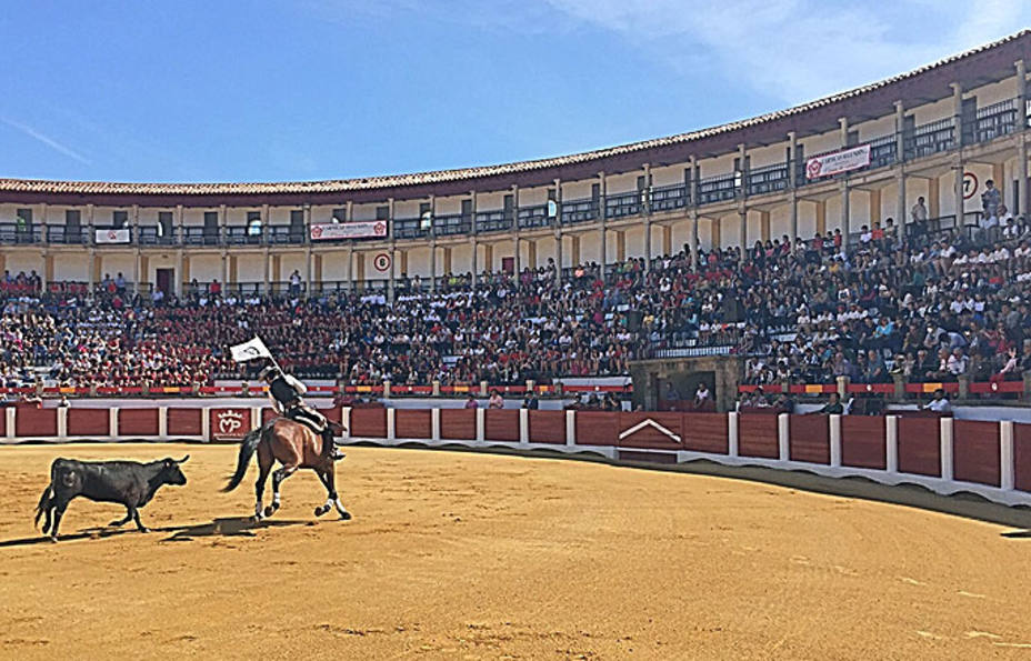 Así han lucido los tendidos de la plaza de toros de Cáceres durante la exhibición de Diego Ventura. @lancesdefuturo