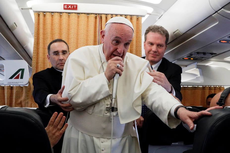 El Papa Francisco en el avión de regreso de Egipto.
