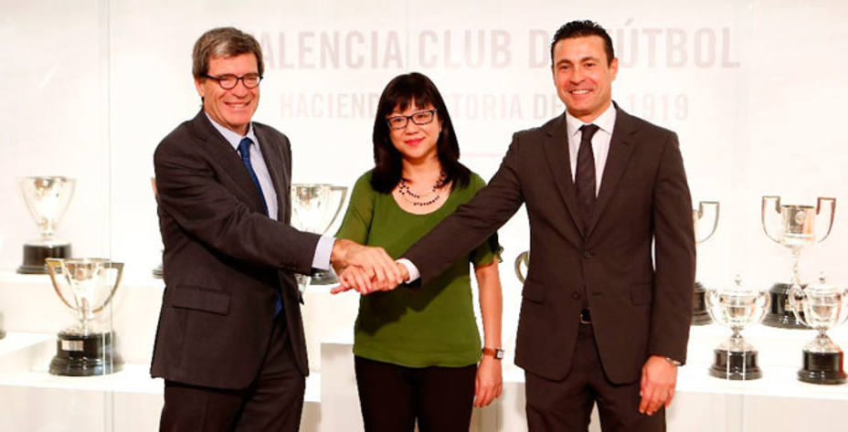 Amadeo Salvo posa junto a los representantes de Peter Lim, nuevo dueño del Valencia. Foto: Valencia CF.