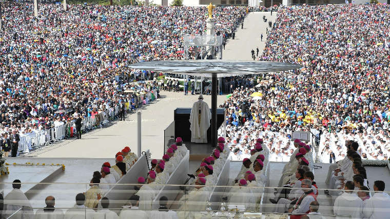El Papa hace santos a los pastorcillos y suplica en Fátima esperanza y paz