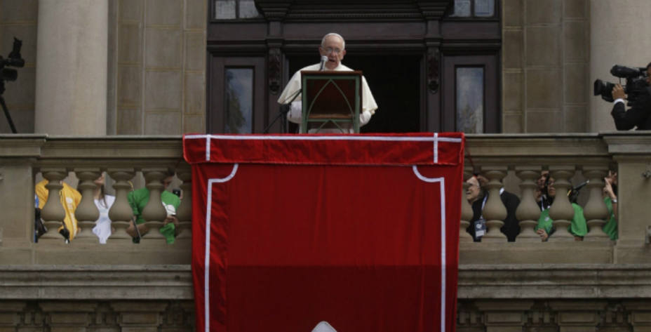 El Papa Francisco durante el rezo del Ángelus. REUTERS