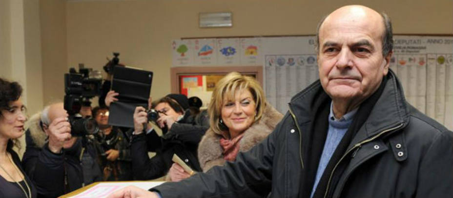 Pier Luigi Bersani, ejerciendo su derecho al voto. EFE