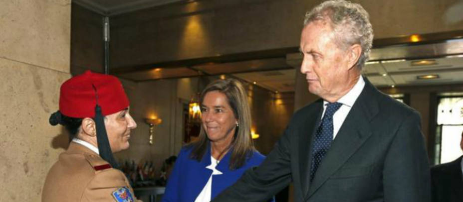 Sambra Bumedian junto a Pedro Morenés, ministro de Defensa, y Ana Mato, ministra de Igualdad. EFE