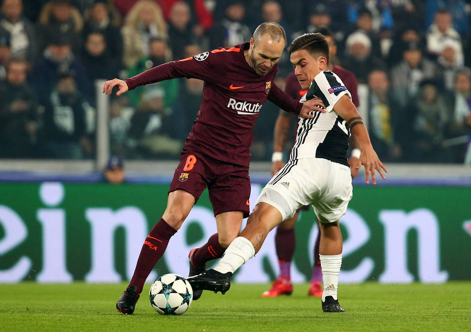 Iniesta regatea a Dybala en el Juventus - Barcelona (Reuters)